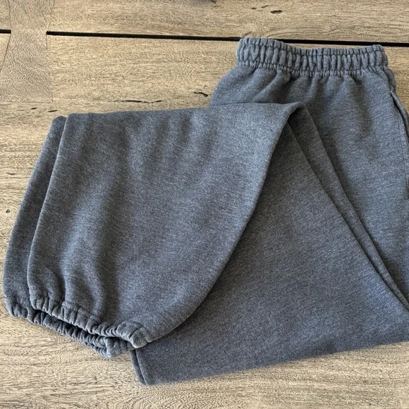 LAST CHANCE! Donating 10/11/25. Mens size M Gildan Sweatpants bundle - Picture 7 of 7